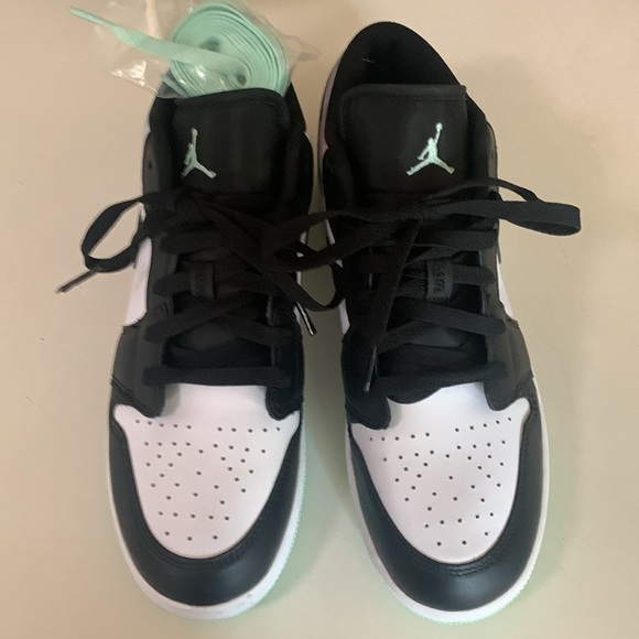 Nike Air Jordan sneakers boys youth size 7. Would also fit a women’s size 8. New - Picture 4 of 6